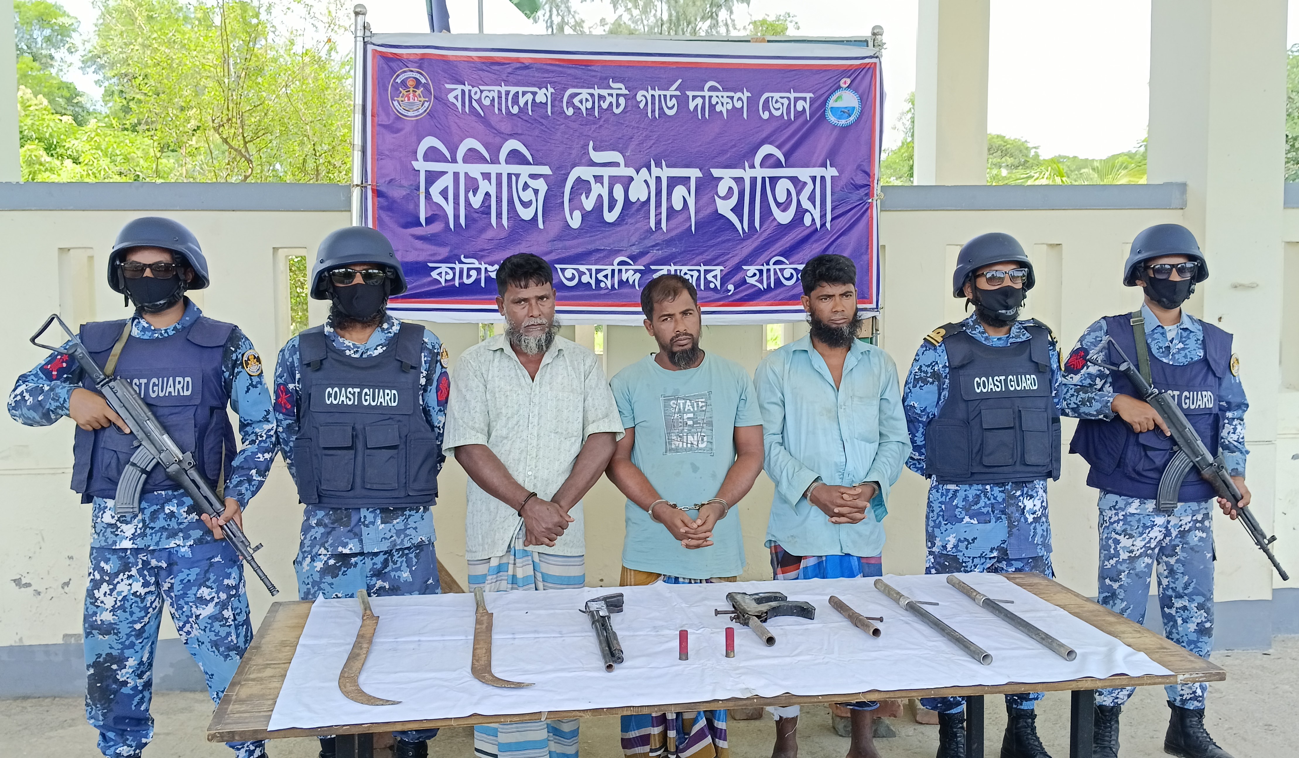 হাতিয়ায় অভিযান চালিয়ে অস্র সহ ৩ডাকাত সদস্যকে আটক করেছে কোস্টগার্ড